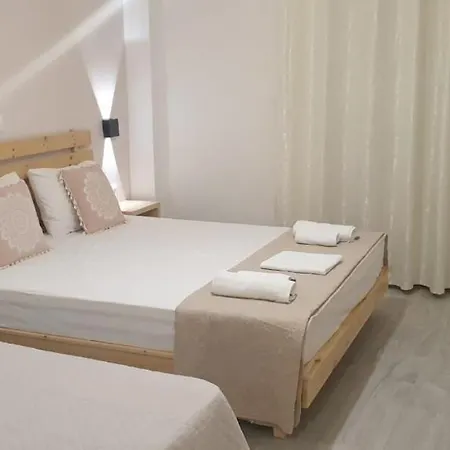 Llazari Aparthotel 3*