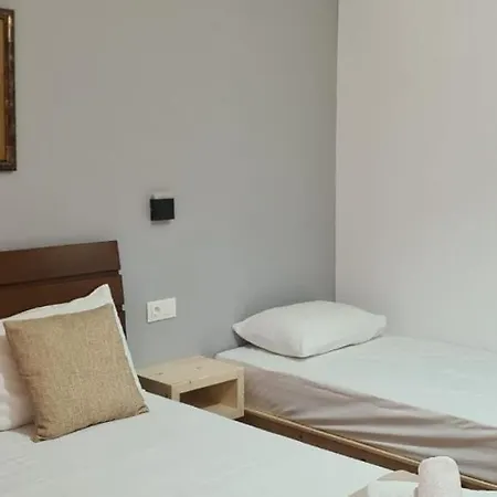 Llazari Aparthotel 3*