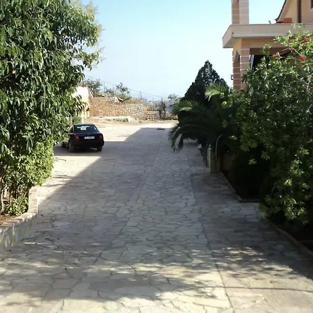 Llazari Aparthotel 3*